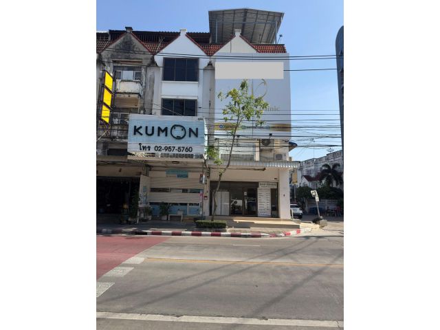 ขายอาคารพาณิชย์ หลังมุม พื้นที่ 25 ตรว. ถนนอิทราภรณ์ แขวงพลับพลา เขตวังทองหลาง กทม.