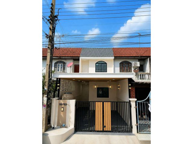 หมู่บ้านบัวทอง2  ติดรถไฟฟ้าสายสีม่วง สถานีคลองบางไผ่ ทาวน์เฮาส์ 2 ชั้น   ตกแต่งใหม่พร้อมอยู่