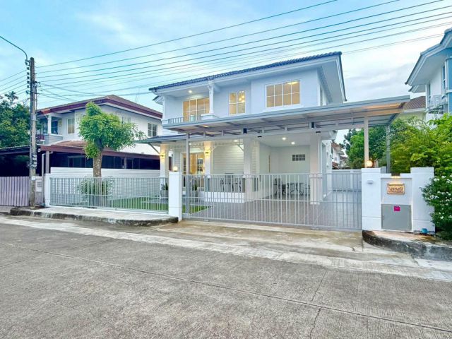 หมู่บ้านชลลดา ซอยวัดลาดปลาดุก บ้านเดี่ยว 2 ชั้น ตกแต่งใหม่พร้อมอยู่ หน้าบ้านไม่ชนใคร