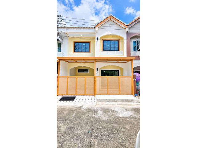 หมู่บ้านบัวทองธานี ฝั่งตรงข้ามสมบัติบุรี ทาวน์เฮ้าส์  2 ชั้น  ตกแต่งใหม่พร้อมอยู่ เดินทางก็สะดวก
