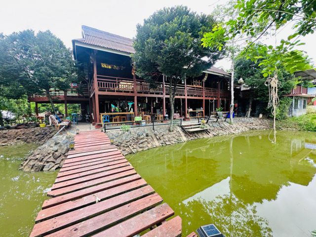 ขายที่ดินแถมบ้านเรือนไทยไม้สัก หลังใหญ่ เนื้อที่ 7-3-70 ไร่ ต.หมอนนาง อ.พนัสนิคม จ.ชลบุรี