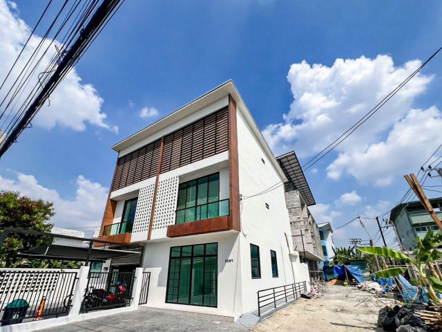 ขายด่วน! ทาวน์โฮม 3 ชั้นมือหนึ่ง หลังมุม แจ้งวัฒนะ 6 ใกล้รถไฟฟ้า 3 สาย