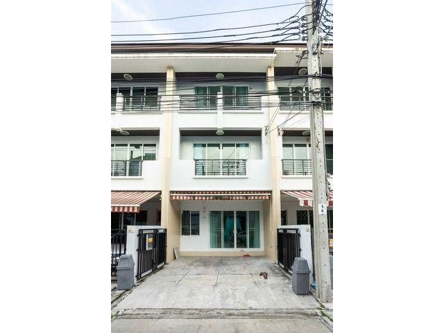 ทาวน์โฮม 3 ชั้น บ้านกลางเมือง ลาดพร้าว 71 ขนาด 3 ห้องนอน 3 ห้องน้ำ เฟอร์นิเจอร์ เครื่องใช้ไฟฟ้าจัดเต็ม (RT1020)