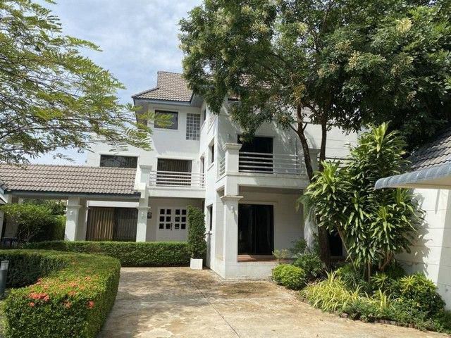 บ้านเดี่ยว 3 ชั้น หมู่บ้านนวธานี มีสนามหญ้าหน้าบ้าน รปภ ตลอด 24 ชม ในโครงการมีสนามกอล์ฟ 18หลุม (RH1609)