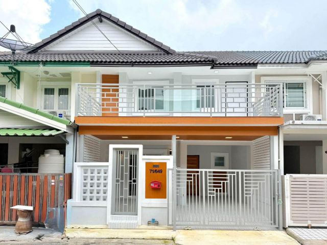หมู่บ้านพฤกษา18/1 บางใหญ่ ซอยแก้วอินทร์ ทาวน์เฮาส์ 2 ชั้น ตกแต่งใหม่พร้อมอยู่ มีระเบียงด้านหน้า