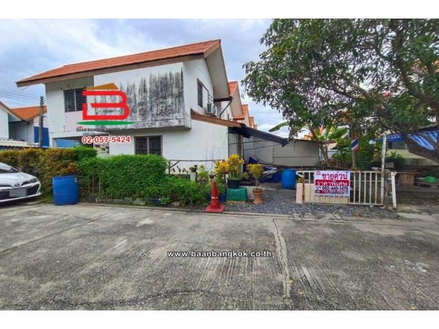 บ้านเดี่ยว 2 ชั้น เนื้อที่ 22.8 ตร.ว. บ้านเอื้ออาทรคลอง 5/1 ทางหลวงชนบทปทุมธานี 3010 ตำบลคลองห้า อำเภอคลองหลวง ปทุมธานี