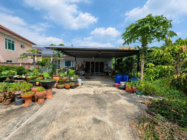ขายที่ดินพร้อมบ้าน ทำเลดีซอยอ้อมเกร็ด1/1 ก่อนถึง สวนส้มโอแม่ศรียงค์ เนื้อที่ 100 ตร.วา แปลงสวย ใกล้ถนนหลักราชพฤกษ์ - รัต