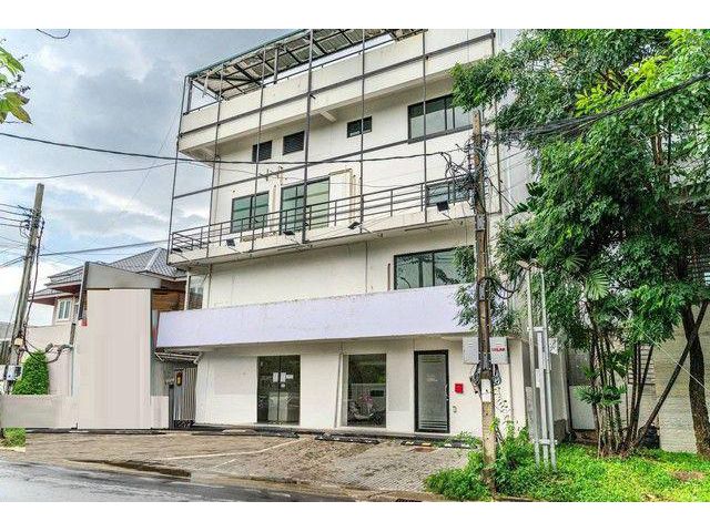 อาคาร 4.5 ชั้นถนนหลักของพรีเมียร์ 1 ใกล้ห้างพาราไดซ์พาร์ค ศรีนครินทร์ 1200 ตรม. มีลิฟต์ ฝ้าเพดานสูง