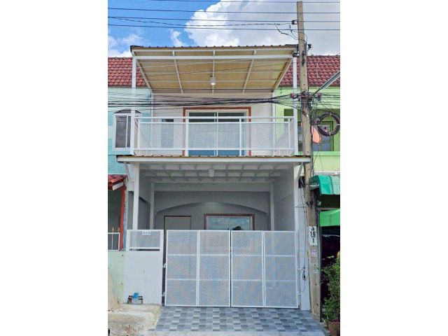 ทาวน์เฮาส์ 2 ชั้น ตกแต่งใหม่พร้อมอยู่ ถนนเมน มีระเบียงด้านหน้า หน้าบ้านไม่ชนใคร หลังบ้านไม่ชนใคร