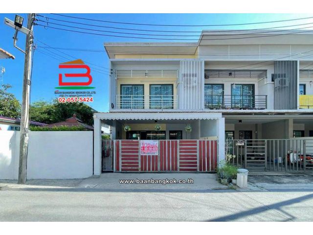 ทาวน์เฮาส์ 2 ชั้น เนื้อที่ 35.7 ตร.ว. หมู่บ้าน รัชธานี 11 ถนนรังสิต-นครนายก ตำบลบึงน้ำรักษ์ อำเภอธัญบุรี ปทุมธานี