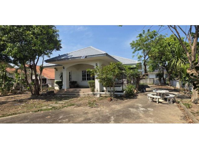 ขายด่วน +++ บ้านเดี่ยว พร้อมที่ดิน ในอำเภอเมือง ลำพูน +++ เดินทางเข้าเชียงใหม่เพียง 30 นาที เหมาะกับทำเป็นที่อยู่อาศัย /