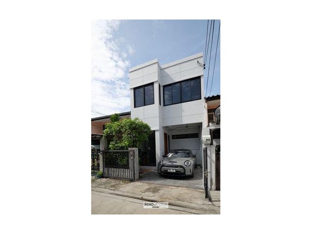 Ready to move in : Townhouse at Soi Soonvijai Petchaburi Rd., MRT Petchaburi Rent: 65,000 Baht