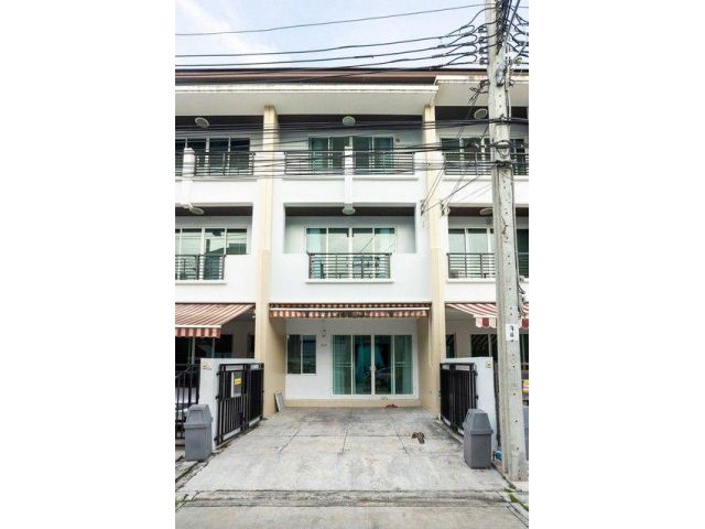 P825 ให้เช่าทาวน์โฮม 3 ชั้น โครงการ บ้านกลางเมือง