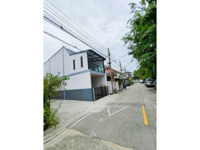 หมู่บ้านทรายทองนิเวศน์ ใกล้ห้าแยกปากเกร็ด ทาวน์เฮาส์ 2 ชั้น หลังมุม ตกแต่งใหม่พร้อมอยู่ ทำเลดี ใกล้ห้าแยกปากเกร็ด