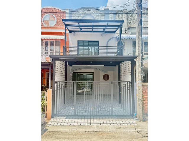 หมู่บ้านสิรารมย์ บ้านกล้วย-ไทรน้อย บางบัวทอง  ทาวน์เฮาส์ 2 ชั้น ตกแต่งใหม่พร้อมอยู่  มีระเบียงด้านหน้า โครงการของแลนด์&เ