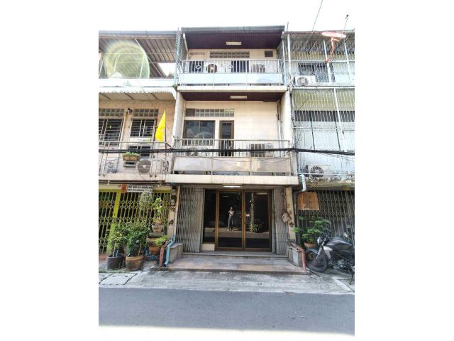 ทาวน์เฮาส์ดินแดง 3ชั้น 4นอน 3น้ำ 13ตรว 144ตรม อยู่ตรงแยกดินแดง กทม