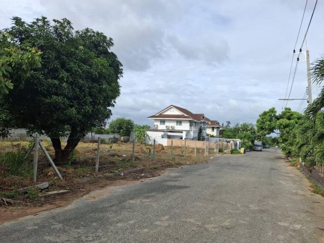 ขายที่ดินหนองปรือถมแล้ว 202 ตรว. หมู่บ้านหรรษาพาราไดร์ฮิลล์ ซอยชัยพฤกษ์2/7 อ.บางละมุง ชลบุรี