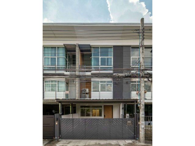 ให้เช่าทาวน์โฮม 3 ชั้น 206 ตรม. 4 นอน รีโนเวทใหม่ ลาดพร้าว–นาคนิว
