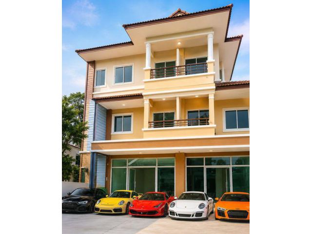 ทางเข้าหมู่บ้าน 10,000 หลัง ใกล้ตลาดกลางลาดสวาย85 ม. อาคารพาณิชย์